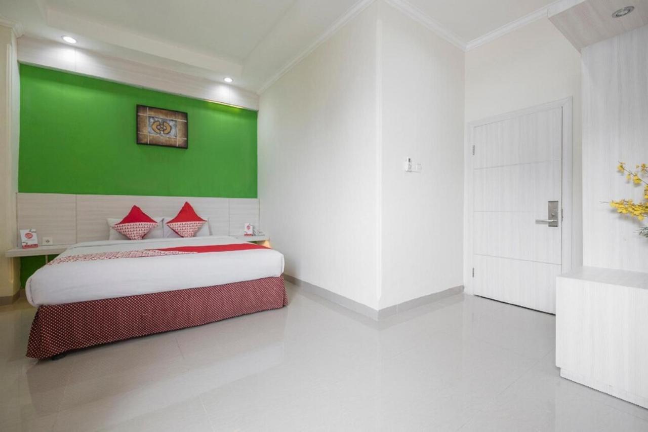 Collection O 91714 Hotel Alden Makassar Exterior photo
